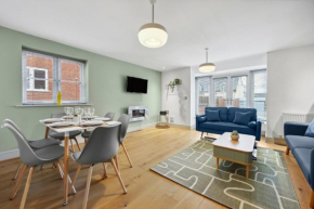 NEC Modern Village Escape, near Birmingham Airport, Sleeps 7, Parking